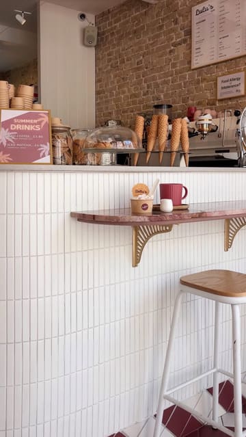 A fast-paced, aesthetic guide to a day trip in Margate, featuring a selection of cafes, restaurants, and shops. The video uses quick cuts to highlight the atmosphere, food, and drink offerings at various local venues, including Lulu's, The Good Egg, Sarns, and Willy's.