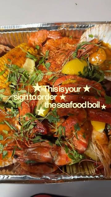 A creator visits Rock & Scallop in Newport Market to showcase their seafood boil, highlighting the generous portion size and the casual, fun dining experience.