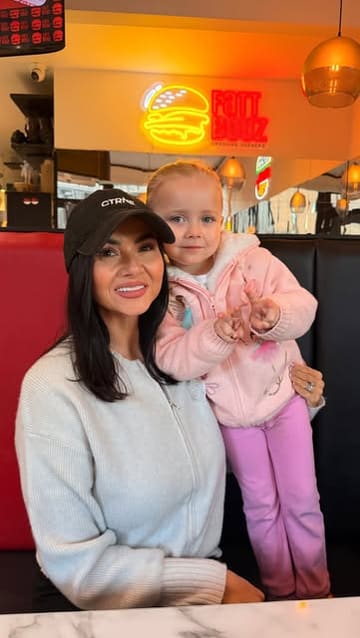 A creator visits Fatt Boyz in Edinburgh with her child, reviewing the casual dining experience, focusing on the smash burgers and milkshakes.