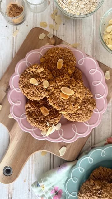 A top-down recipe tutorial demonstrating how to make vegan and gluten-free oat and almond cookies, featuring Pyrex bakeware.