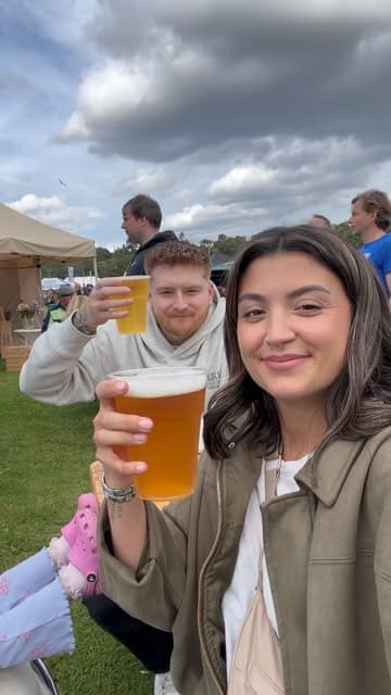 A vlog-style tour of the Edinburgh Foodies Festival, showcasing various food and drink vendors including noodles, pasta, cocktails, and whiskey, as well as a permanent jewelry stall. The creator highlights the festival atmosphere and shares their experience with the food.