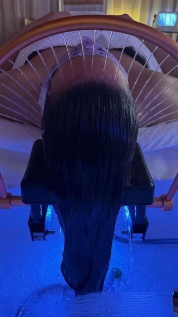 A vlog-style review of a Japanese head spa experience, showcasing the scalp analysis, the treatment room, and the relaxing process.