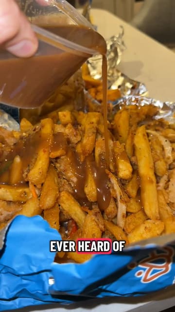 A food reviewer tries a 'Christmas spice bag' from Summer Inn, showcasing the various components like the gravy, spring rolls, and the spice bag itself. The video is fast-paced, featuring the creator's reactions and close-ups of the food.