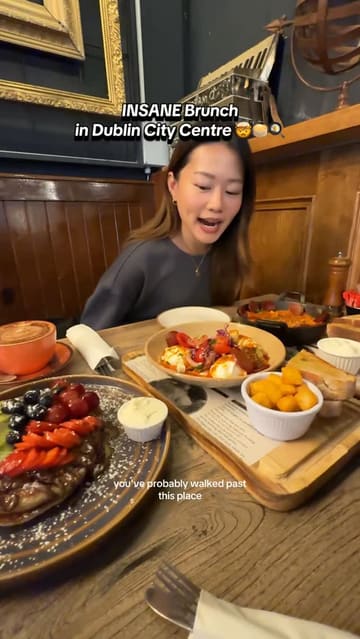 A vlog-style review of Murphy's Bistro in Dublin, featuring a variety of brunch dishes including menemen, special eggs, and Nutella pancakes. The creator highlights the menu options, including different milk alternatives and Turkish coffee, while providing a tour of the interior and exterior of the venue.