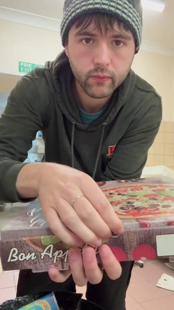 A creator reviews a chicken curry pizza and a chicken wrap from Tony's in Whitburn, highlighting it as Lewis Capaldi's favourite takeaway.