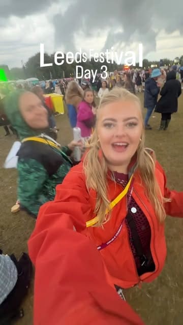 A fast-paced, energetic vlog documenting the third day of Leeds Festival, featuring live music performances, festival food and drinks, and the overall event atmosphere.