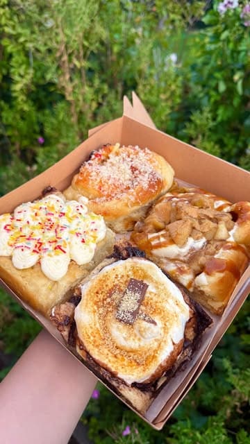The creator reviews viral-style cinnamon buns from two Norfolk-based businesses, Bun Break and Jake's Kitchen, highlighting the variety of flavours and the quality of the ingredients.