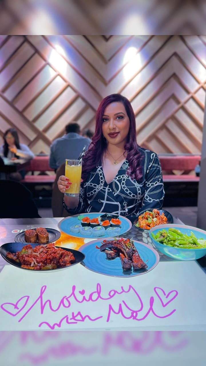 The video showcases Inamo restaurant, highlighting its interactive tables for ordering food and playing games.  It features a variety of sushi and Asian tapas dishes, including Bang Bang Cauliflower, Sichuan Chicken, Yuzu Pork Belly, and various sushi rolls.  The food is presented on stylish, teal-colored plates.  The video doesn't explicitly mention dietary information.  The main focus is on the dining experience and showcasing the variety of bottomless food and drink options available.