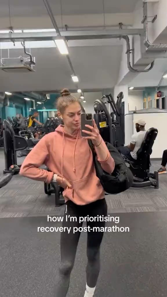 The video showcases a woman's post-marathon recovery routine, highlighting her focus on muscle recovery, easing back into exercise, and refuelling with various meals. The setting includes a gym, outdoor running routes in London, and various food settings like a cafe. Food items shown include a pastry, oatmeal with chocolate and berries, katsu curry, ramen, and a burrito. The presentation varies, including close-ups and overhead shots. No specific dietary information is given. The video's primary focus is on the woman's recovery journey, interspersed with brief shots of her food choices.