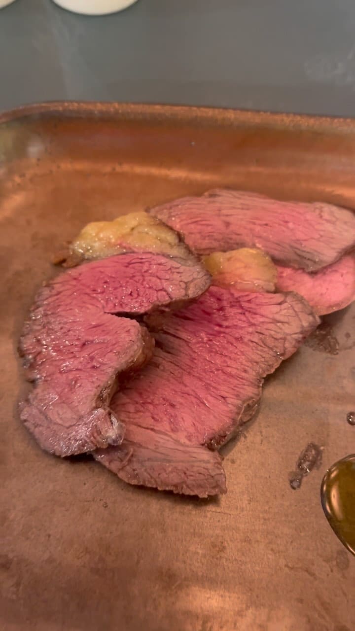 This video showcases Preto Restaurant's new Angel branch. It features a tour of the restaurant's vibrant interior, a display of various side dishes (rice, potatoes, salads), and an extensive selection of grilled meats (including garlic beef, sirloin, rump, pork, and chicken) served tableside by staff.  The meats are shown at various levels of doneness. The video also highlights the restaurant's affordable wine and includes shots of desserts. The main focus is a positive review of the restaurant's food and ambiance. 