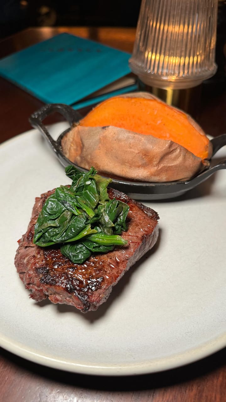 The video showcases a meal deal at Hawksmoor restaurant in London, featuring a steak and various sides for £19.50. It highlights the perfectly seared steak, tasty sides (fries, spinach, sweet potato), and delicious desserts (sticky toffee pudding and pear cheesecake).  Starters like fried chicken and scampi are also shown. The video emphasizes the quality of the food and the inviting atmosphere of the restaurant.