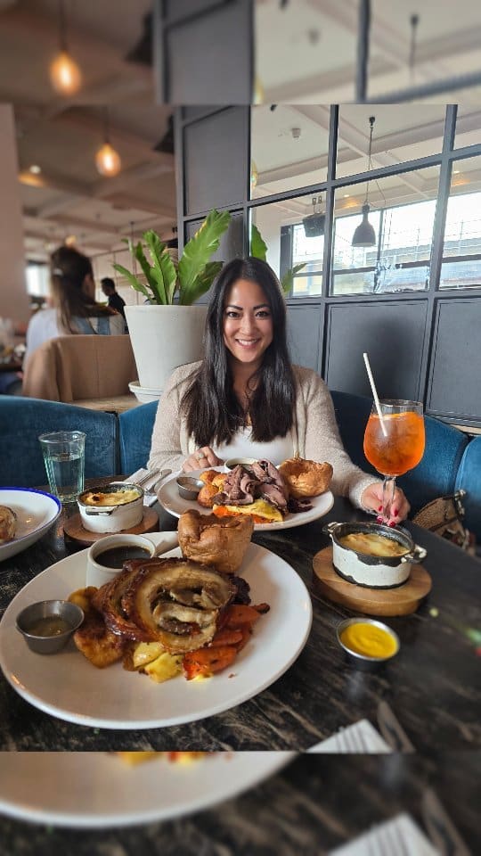 The video showcases No. 29 Power Station West, a restaurant and bar. It features various dishes, including a Sunday roast with beef and pork belly options, served with roast potatoes, Yorkshire puddings, vegetables, and cauliflower cheese.  Cocktails and small plates are also highlighted. The video emphasizes the restaurant's ambiance and the positive dining experience.