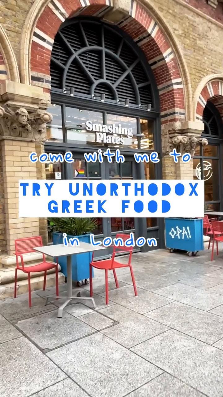 This video showcases "Smashing Plates", a Greek street food restaurant in London Bridge. The influencer uses the restaurant's self-ordering kiosks, highlighting various dishes like the chicken skepasti gyros with fries, unorthodox fries with pork gyros, lamb & beef souvlaki wrap meal deal, Greek salad, and chocolate pittanuts. The food is presented in visually appealing ways, employing different camera angles and showing close-ups. Dietary options for meat-eaters and vegetarians/vegans are mentioned. The primary focus is on showcasing the food, with interspersed shots of the restaurant's interior.