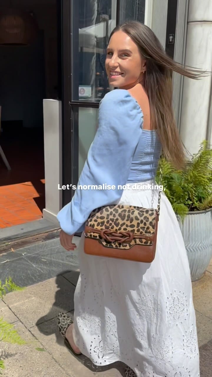 The video showcases a woman enjoying an alcohol-free bank holiday at The Address restaurant. It features various shots of her, the restaurant's ambiance, and the food and drinks. The food includes plant-based roasts, sides, and a dessert crumble. The drinks are alcohol-free cocktails, specifically mentioned as Italian Spritz 0%. The overall presentation is bright and aesthetically pleasing.  The video emphasizes the restaurant's alcohol-free options and plant-based dishes.