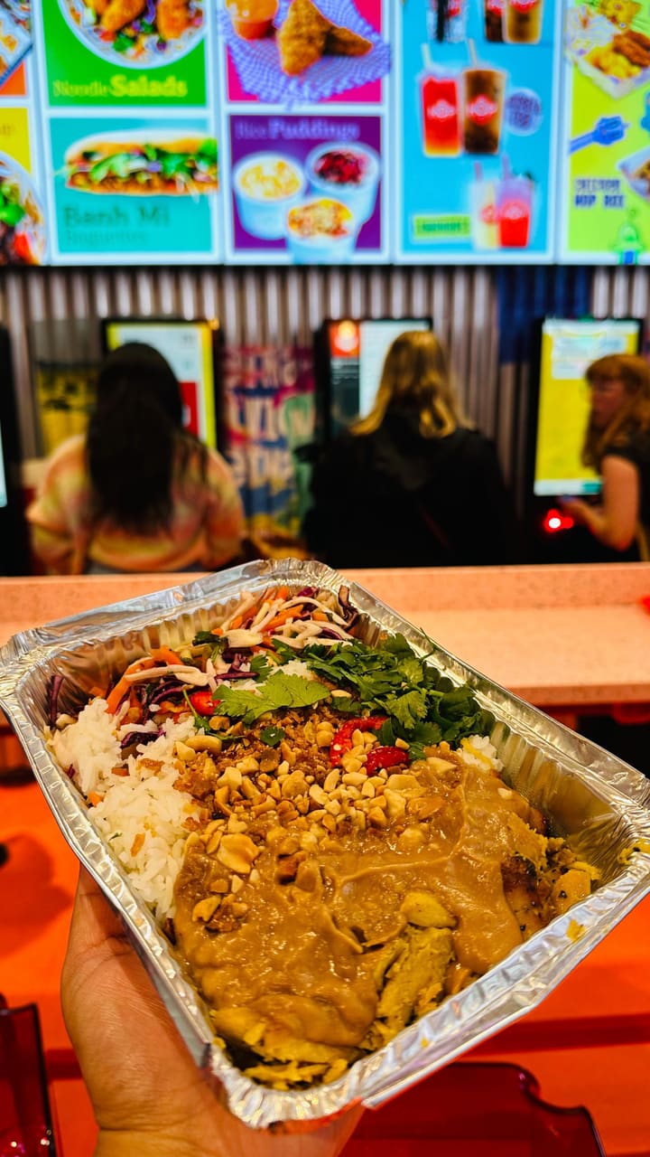 The video showcases Hop Vietnamese Kitchen's new Bond Street Station outlet. It features various food and drink items, including bubble tea, chicken satay, lemongrass chicken, chicken fillets, loaded tots, and several HOP boxes with customizable ingredients.  The presentation emphasizes vibrant colors, with pink and red accents in the restaurant decor and food packaging. Dietary information is partially given, mentioning vegetarian options. The video primarily focuses on a meal showcase, highlighting the food, drinks, and ambiance of the establishment.