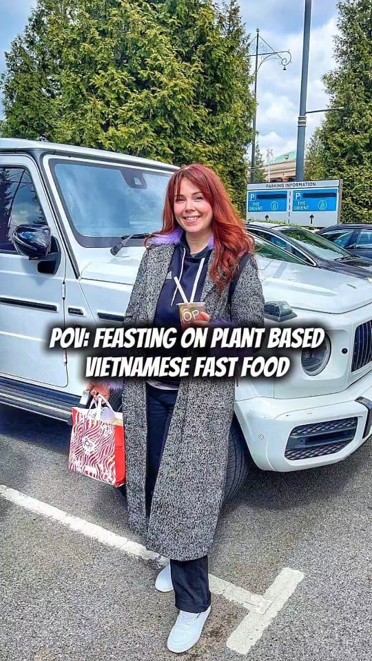 The video showcases a visit to Hop Vietnamese restaurant in the Trafford Centre, Manchester. It features a variety of vegan dishes including a coconut curry box, mushroom banh mi, gyoza noodle salad, mushroom pho, loaded tots, and gyoza.  The video also highlights bubble tea and raspberry lemonade. The food is presented in a visually appealing manner, with overhead shots and close-ups. The primary focus is a meal showcase, emphasizing the restaurant's plant-based options.