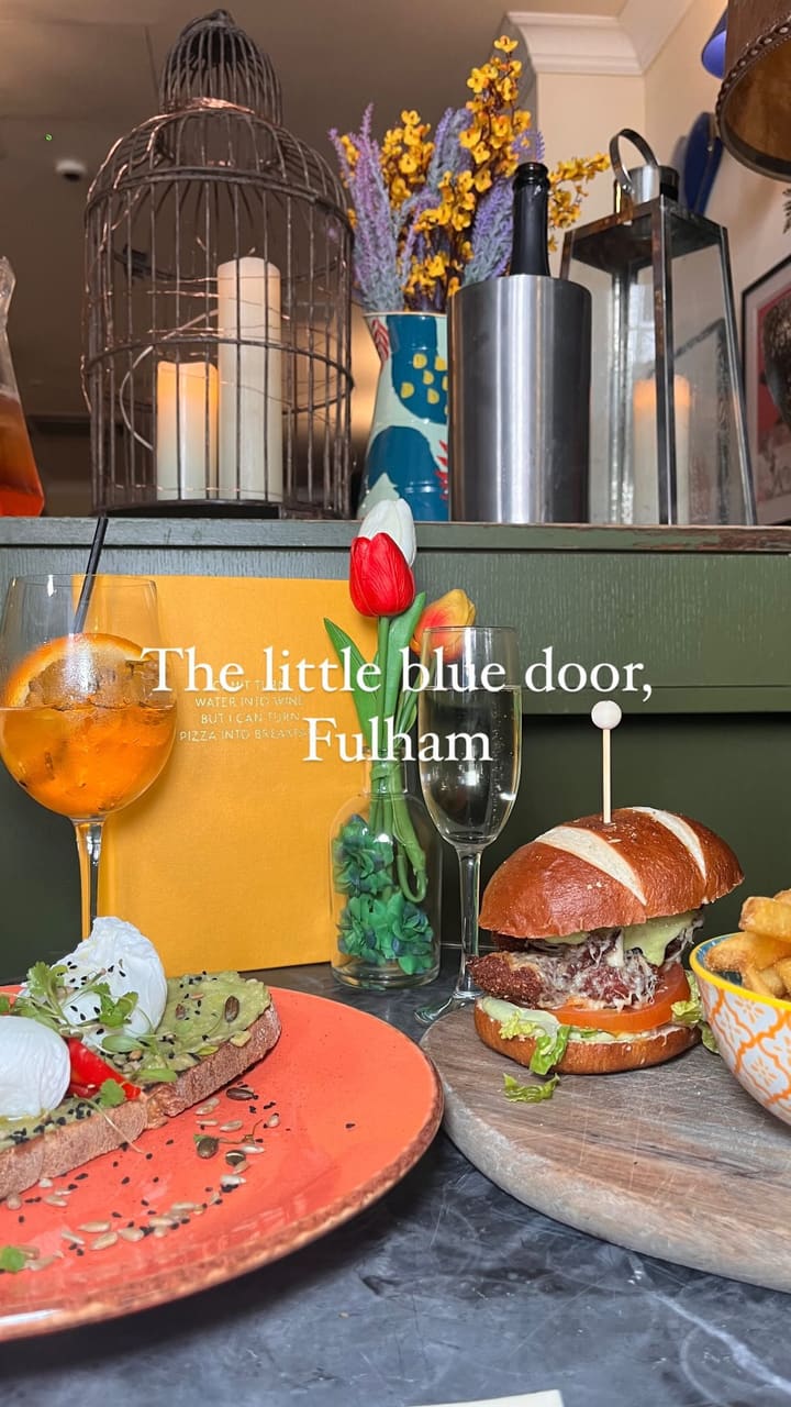The video showcases The Little Blue Door in London, a cafe with a unique eclectic interior. It highlights their bottomless brunch menu, featuring items like a chicken burger with fries, poached eggs on avocado toast, and chocolate banana pancakes, accompanied by bottomless Prosecco, rum punch, or Aperol Spritz.  The food presentation is vibrant, focusing on close-up shots and an appealing color palette.