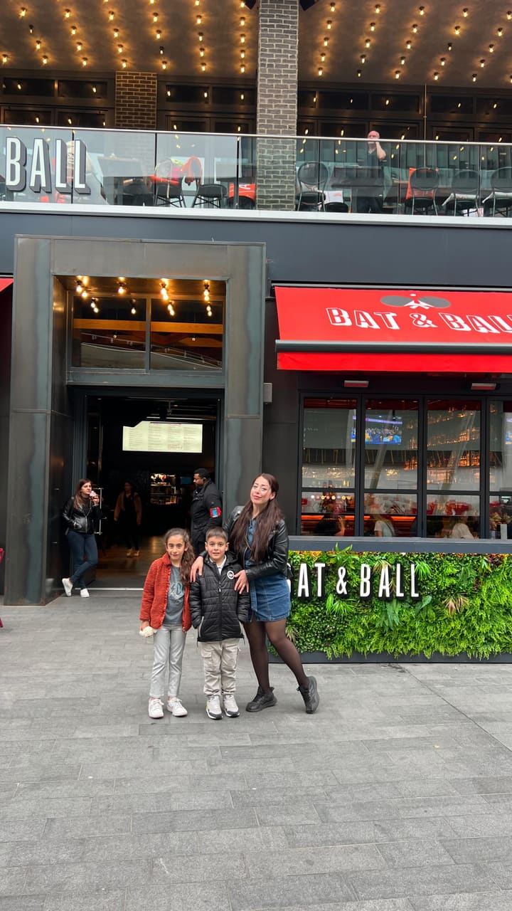 The video showcases Bat and Ball, a family-friendly entertainment venue in Westfield Stratford, London. It features various activities including karaoke, pool, and ping pong. The video highlights food and beverages served at the venue, including pizzas, and cocktails. The video is primarily focused on the venue's vibrant atmosphere and the entertainment it offers, targeting families and groups seeking fun activities.