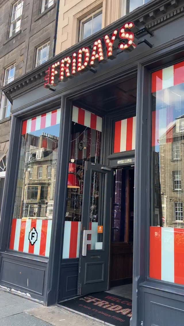 The video showcases the new menu at the TGI Fridays in Edinburgh. It begins with an exterior shot of the restaurant, followed by a look at the menu. The creator then highlights several drinks, including a Miami Vice cocktail, a Sober Loader Mocktail, and a Hugo Spritz. For food, the video features starters like crispy loaded potato skins and maple sriracha wings. The main courses shown are a beef dip sandwich with fries and gravy, blackened salmon with numerous sides (corn, onion rings, coleslaw), and mac and cheese topped with salmon.