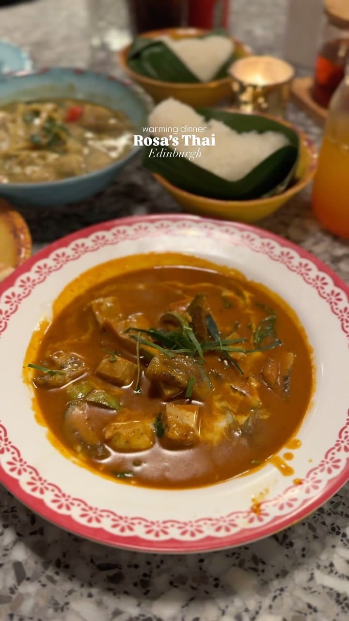 The video showcases a dinner at Rosa's Thai restaurant in Edinburgh. It features various dishes, including a passion fruit and jasmine bubble tea, a classic sharing platter with Thai fried chicken, spring rolls, pork skewers, calamari, prawn crackers, and dips; green chicken curry; panang chicken curry; sticky rice; and roti. The food is presented appetizingly, with a focus on color and texture.  No specific dietary information is provided.
