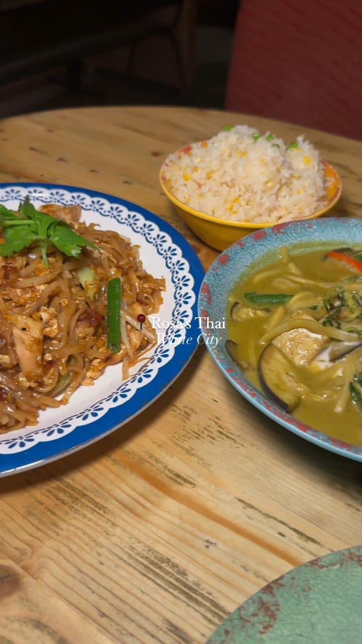 The video showcases a meal at Rosa's Thai restaurant in White City, London.  It features various dishes, including drinks with popping boba, prawn crackers with a sauce, spring rolls, chicken satay with peanut sauce and toasted bread, Pad Thai, green curry, and egg fried rice.  For dessert, there's a brownie with ice cream and sauce. The video emphasizes the visual appeal of the food and the pleasant atmosphere of the restaurant.