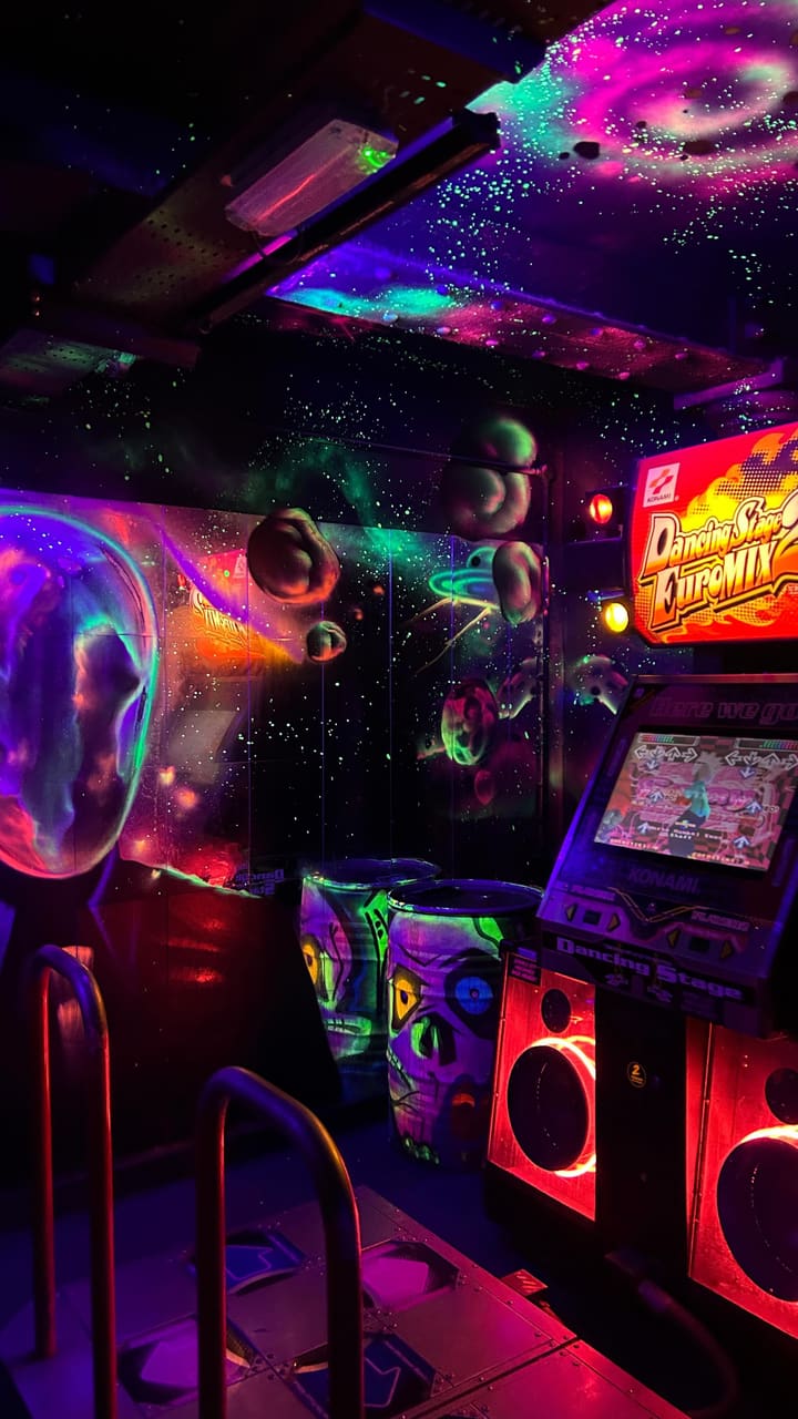 This video showcases NQ64, a bar in Glasgow that features a wide variety of arcade games and consoles. The video shows various games being played, including Mario Kart, The Simpsons Hit & Run, and others. The bar's cocktails are also highlighted. The primary focus is on the overall experience of the bar, with a positive and enthusiastic tone.