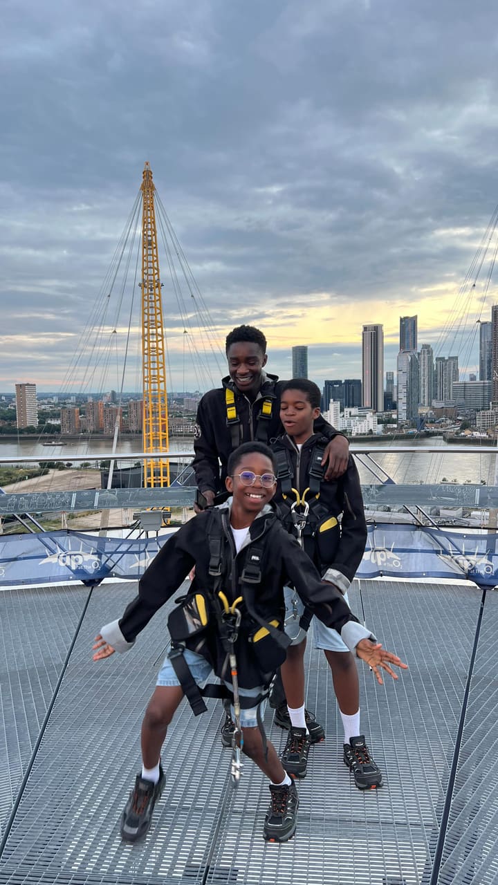 The video showcases a family's experience climbing the O2 in London, followed by dinner at Nando's.  It features various shots of the climb, providing 360-degree views of Greenwich, the Olympic Park, and Canary Wharf. The family is shown getting geared up for the climb and enjoying the views from the top. The video also highlights the cost and minimum age requirements for the climbing experience. Finally, it shows the family having dinner at a Nando's restaurant at The O2.